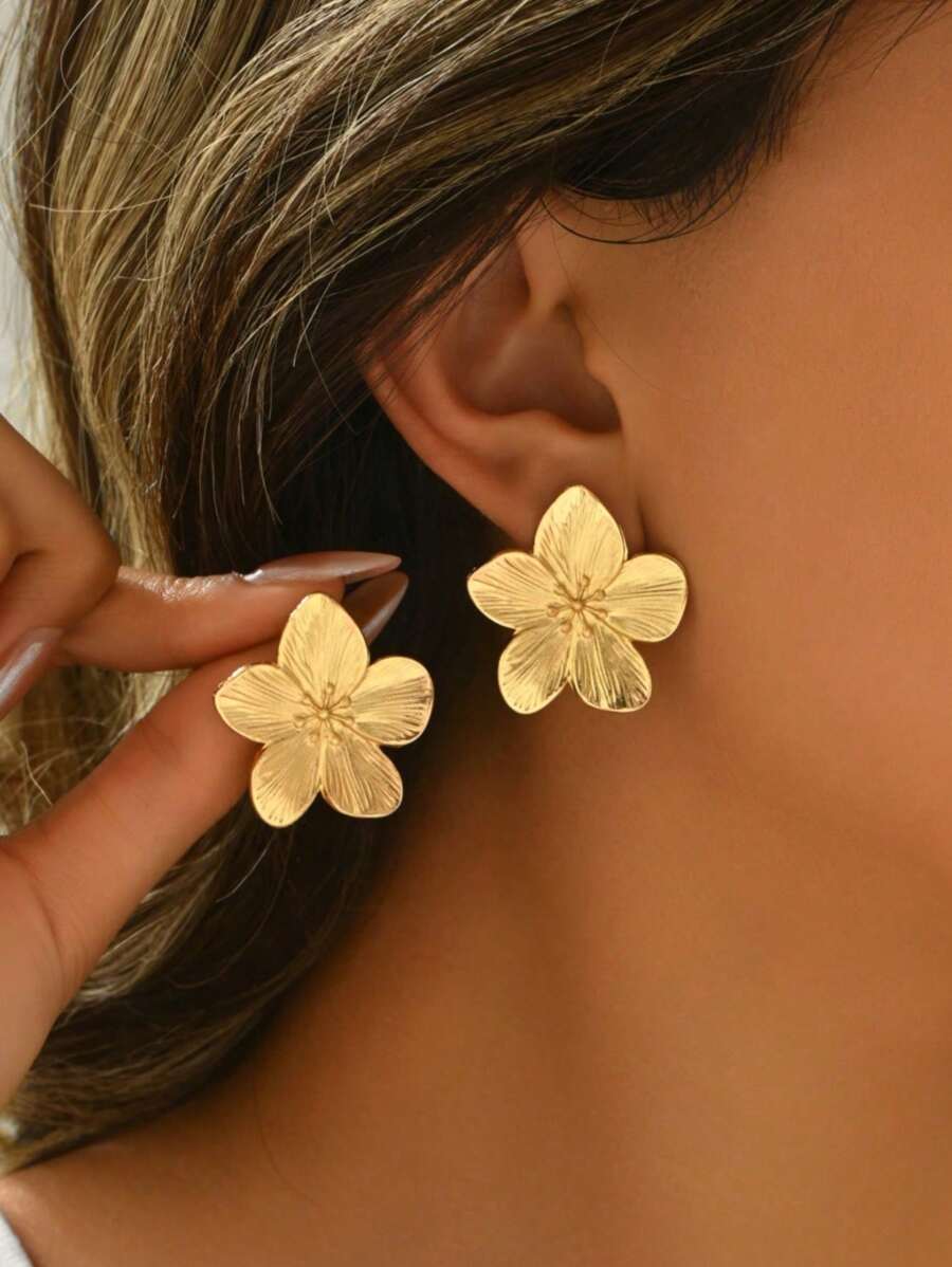 1 par de pendientes retro de flor dorada para mujeres, apropiados para vacaciones, festivales, ceremonias y fiestas