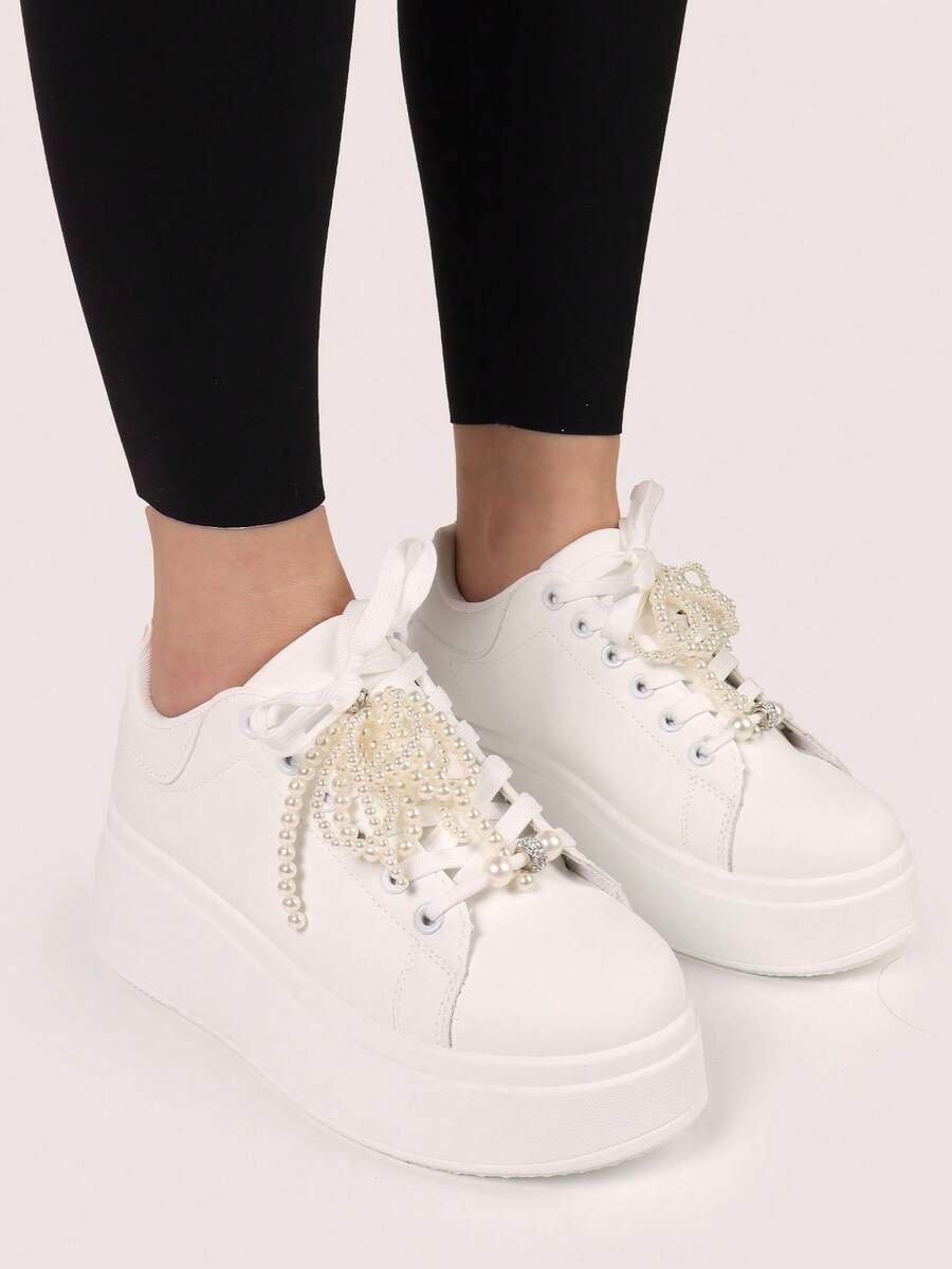 SCARPE DONNA 穿着 PELLE SINTETICA CON LACCI E ACCESSORIO FIOCCO 穿着 PERLE RIMOVIBILE - 白色 - 查看 1