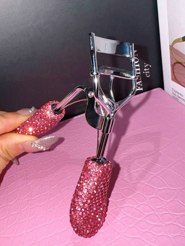 1 draagbare wimperkruller met strass-steentjes en een glanzend chromen handvat versierd met glitters. Geschikt voor dagelijkse make-up, toneelmake-up, geschikt voor make-upliefhebbers, schoonheidsspecialisten en andere visagisten.