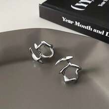 1 paire de boucles d'oreilles asymétriques à la mode et ajourées