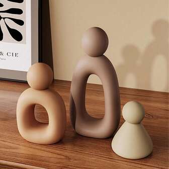 Scultura astratta e moderna di una famiglia di tre persone, che raffigura l'armonia e il calore familiare. Forma elegante con toni morbidi e vivacità astratta piena d amore e calore. Aggiunge un tocco di bellezza alla tua casa. Miglior regalo per compleanni e lauree