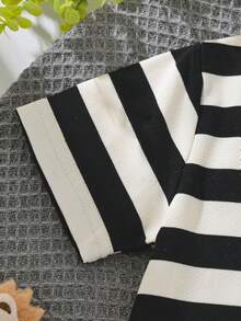 男婴条纹圆领T恤和破洞牛仔短裤套装 - 白色 - 查看 4