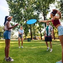 10个装，可折叠飞盘或风扇，折叠口袋飞盘套装，可折叠飞行沙滩派对礼品，适合夏季户外活动，飞行风扇，适合生日派对、万圣节和圣诞节。 - 彩色 - 查看 6