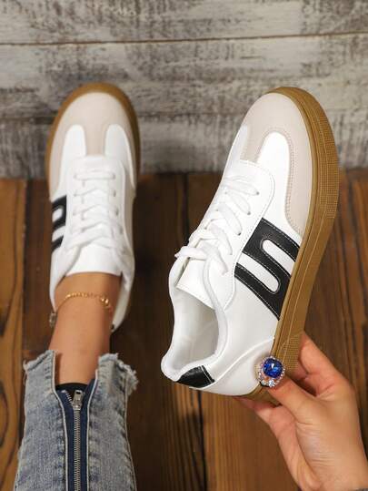 2025 Nouvelles chaussures de sport plates polyvalentes décontractées pour le printemps/été, baskets rétro à semelle épaisse pour adolescents