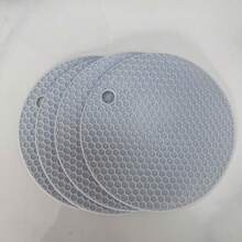 4 piezas de posavasos redondos de silicona con panal - resistentes al calor, flexibles, fáciles de limpiar, antideslizantes, protegen mesas y encimeras de cocina - ideales para platos, ollas y sartenes calientes, perfectos para diversas celebraciones festivas. Confirme que el tamaño del producto sea adecuado antes de comprar.