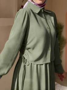 Conjunto informal de mujer con camisa tipo cárdigan y falda a media