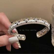 1pc Vintage 4-Leaf Flower Textured Zirconia Bracelet, High-End Niche Style For Women