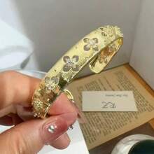 1pc Vintage 4-Leaf Flower Textured Zirconia Bracelet, High-End Niche Style For Women