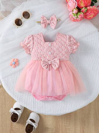 1件女婴白色3D立体粉色花朵短袖网纱连体衣，带发带