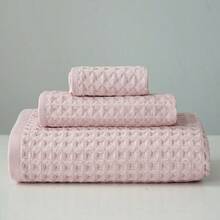 1 chiếc khăn bông mềm mại, kiểu waffle, dùng để tắm/giặt, nhanh khô và thấm hút tốt, rất cần thiết cho việc tắm rửa tại nhà, có thể dùng như khăn tay, khăn quàng cổ, khăn tắm biển. Chất liệu cao cấp, thoải mái khi lau mặt, có thể dùng làm khăn tay, khăn mặt, khăn tắm. - Hồng - Xem 1