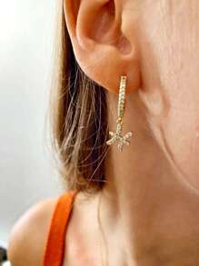 Magic Fish Set de 2 pares de aretes elegantes y de alta gama con letras incrustadas de cubíc zirconia y perla, para mujeres