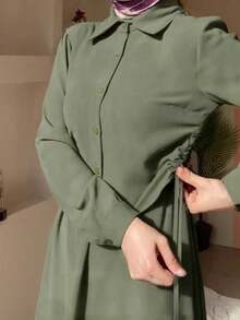 Conjunto informal de mujer con camisa tipo cárdigan y falda a media