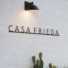 Targa personalizzata in metallo con nome della casa, targa per la casa da esterno, cartelli da casa tradizionali, regalo di inaugurazione della casa, targa in metallo "Casa", targa con nome della casa, multifunzione, durevole, ornamentale, riutilizzabile, raffinata, elegante, di alta qualità, colorata, moderna, personalizzata, unica, per casa, giardino, ufficio, per anniversari, San Valentino, festa della mamma, compleanni, festa del papà, laurea, matrimoni, inaugurazione casa, decorazione per la casa