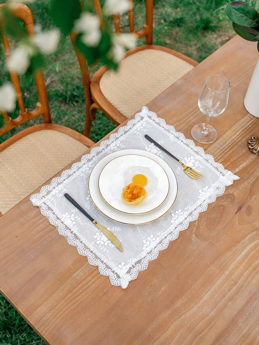 1pc White 3D Embroidery Placemat, Non-Slip, Dustproof, Suitable For Dining Table, Coffee Table And Other Desktops, Fashionable Decoration