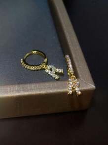 Magic Fish Set de 2 pares de aretes elegantes y de alta gama con letras incrustadas de cubíc zirconia y perla, para mujeres