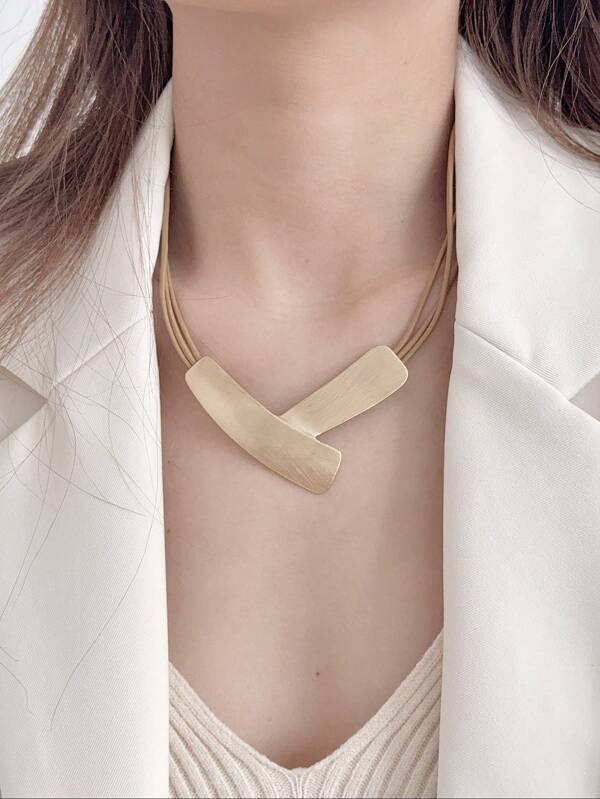 1 pièce Collier ras-du-cou court à surface géométrique irrégulière en métal minimaliste à la mode, convient pour les femmes comme accessoire de bijoux pour usage quotidien, cadeau