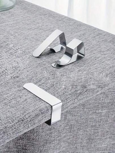 4 pezzi di ferma tovaglia in acciaio inossidabile resistente, design elegante, perfetti per matrimoni, picnic domestici e in giardino, fissaggio  senza bisogno di alimentazione elettrica, accessori essenziali per picnic in giardino | Decorazione da tavola di stile | Finitura in metallo lucido