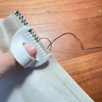 1 pièce Outil de couture simple - Outil de bande de crimpé en plastique durable, convient aux débutants et aux personnes âgées, intervalle de 4 mm, parfait pour les projets de couture DIY, accessoires de couture