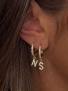 Magic Fish Set de 2 pares de aretes elegantes y de alta gama con letras incrustadas de cubíc zirconia y perla, para mujeres