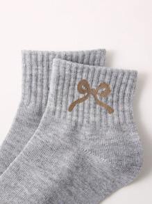 Pacote com 1 par de meias infantis primavera e verão, meias respiráveis de cor sólida com laço decorativo, série clássica preta/branca/cinza, moda, meias versáteis e macias para a pele, para uso diário, presente, volta às aulas