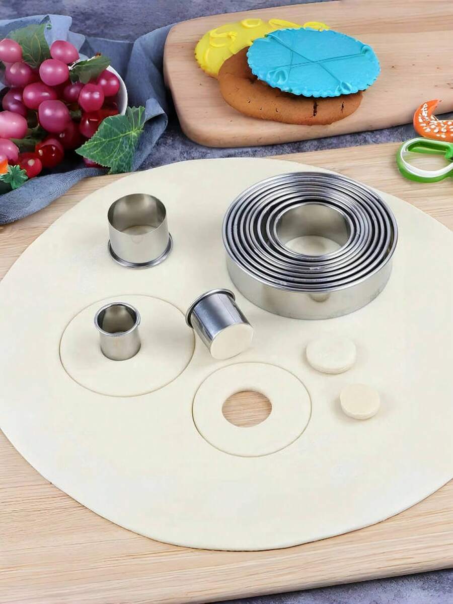 1 set (11 piezas) Cortadores de galletas redondos de acero inoxidable con caja delicada (color aleatorio)