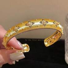 1pc Vintage 4-Leaf Flower Textured Zirconia Bracelet, High-End Niche Style For Women