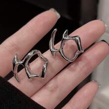 1 paire de boucles d'oreilles asymétriques à la mode et ajourées