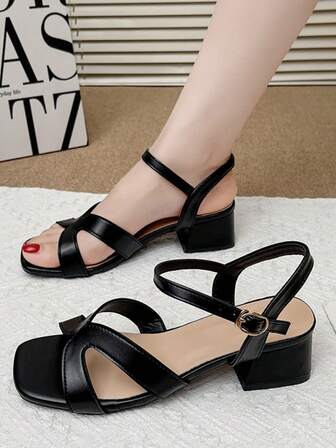 优雅新款黑色粗跟交叉带女士凉鞋，时尚方头设计，舒适又时尚#Ootd#别致凉鞋#百搭必备