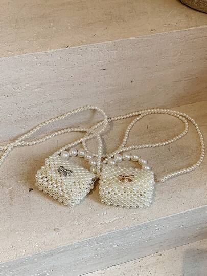 1个时尚纯色蝴蝶结珍珠迷你手提包，别致单肩斜挎包，休闲可爱镂空迷你零钱包，适合青少年旅行、购物、聚会和日常使用，是送给青少年的完美礼物。