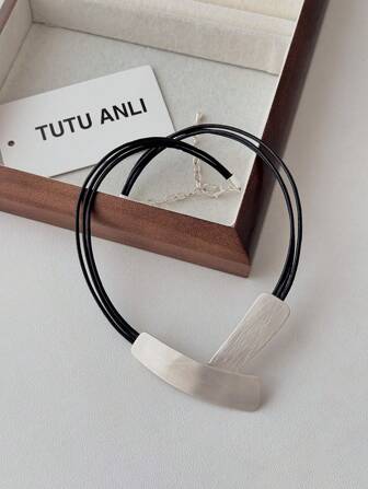 1 pièce Collier ras-du-cou court minimaliste à la mode, surface géométrique irrégulière en métal brossé, convient pour les femmes comme accessoire de bijoux pour un usage quotidien, cadeau