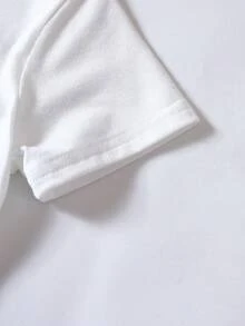 一件年轻女孩休闲时尚“阿凡达”设计印花圆领短袖 T 恤，适合春、夏、秋季时尚