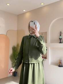 Conjunto informal de mujer con camisa tipo cárdigan y falda a media