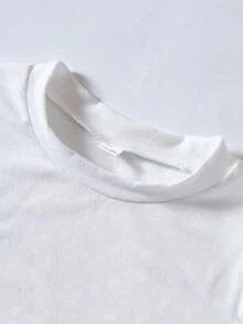 一件年轻女孩休闲时尚“阿凡达”设计印花圆领短袖 T 恤，适合春、夏、秋季时尚