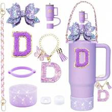 9 accesorios para vasos de 900 ml y 1100 ml con asa. Incluye cadena con iniciales, correa para el asa de la botella, lazo decorativo para la pajita, tapa para la pajita, funda para el vaso, tapón antiderrames, pegatina. Imprescindibles para San Valentín y útiles escolares.
