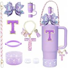9 accesorios para vasos de 900 ml y 1100 ml con asa. Incluye cadena con iniciales, correa para el asa de la botella, lazo decorativo para la pajita, tapa para la pajita, funda para el vaso, tapón antiderrames, pegatina. Imprescindibles para San Valentín y útiles escolares.