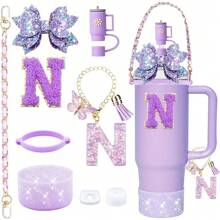 9 accesorios para vasos de 900 ml y 1100 ml con asa. Incluye cadena con iniciales, correa para el asa de la botella, lazo decorativo para la pajita, tapa para la pajita, funda para el vaso, tapón antiderrames, pegatina. Imprescindibles para San Valentín y útiles escolares.