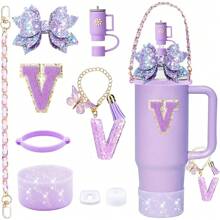 9 accesorios para vasos de 900 ml y 1100 ml con asa. Incluye cadena con iniciales, correa para el asa de la botella, lazo decorativo para la pajita, tapa para la pajita, funda para el vaso, tapón antiderrames, pegatina. Imprescindibles para San Valentín y útiles escolares.