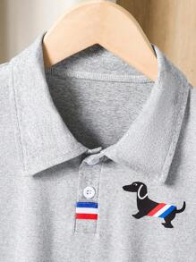 Set de două piese pentru băieți, stil sport, casual, cu un model cu câini mici, combinat cu un design cu dungi roșii, albe și albastre, set de tricou cu guler POLO, pantaloni scurți, confecționat din material confortabil, potrivit pentru ținute casual zilnice în aer liber, vara.