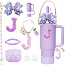 9 accesorios para vasos de 900 ml y 1100 ml con asa. Incluye cadena con iniciales, correa para el asa de la botella, lazo decorativo para la pajita, tapa para la pajita, funda para el vaso, tapón antiderrames, pegatina. Imprescindibles para San Valentín y útiles escolares.