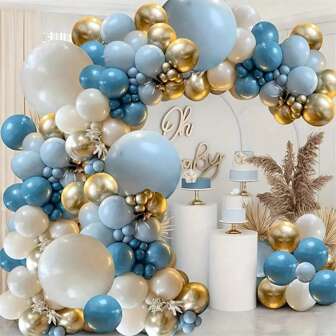 136 pièces Ensemble de ballons en latex de couleurs bleu gris profond, bleu, blanc sable, métal et or dans différentes tailles, décorés de guirlandes florales et de ballons d'arche, convient pour les anniversaires d'hommes, mariages, anniversaires, enterrements de vie de jeune fille, etc. Décoration de salle de bain, fête célibataire, fête sur le thème de l'océan d'été.