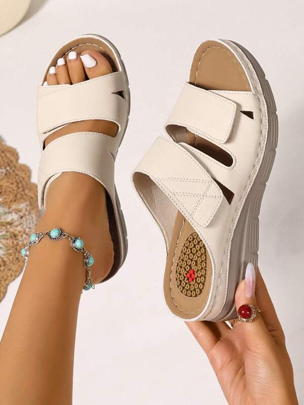 Sandalias de cuña de moda para mujer, diseño minimalista con doble correa cruzada y cierre de gancho y bucle, planta del pie cuidadosa con puntos elevados y acentos rojos. Zapatos de verano imprescindibles, elegantes y cómodos para vacaciones, fiestas, oficina, casa, exteriores