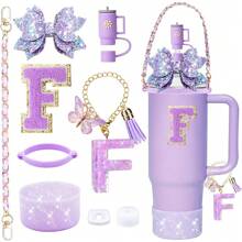 9 accesorios para vasos de 900 ml y 1100 ml con asa. Incluye cadena con iniciales, correa para el asa de la botella, lazo decorativo para la pajita, tapa para la pajita, funda para el vaso, tapón antiderrames, pegatina. Imprescindibles para San Valentín y útiles escolares.