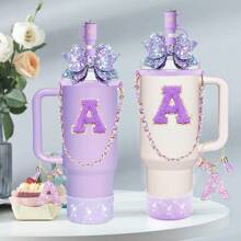 9 accesorios para vasos de 900 ml y 1100 ml con asa. Incluye cadena con iniciales, correa para el asa de la botella, lazo decorativo para la pajita, tapa para la pajita, funda para el vaso, tapón antiderrames, pegatina. Imprescindibles para San Valentín y útiles escolares.