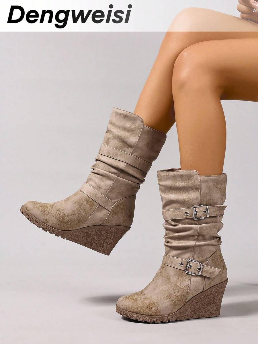 秋冬季米色条纹搭扣套脚坡跟圆头踝靴切尔西靴，百搭优雅，适合工作、日常穿着和派对等场合。