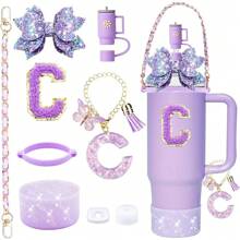 9 accesorios para vasos de 900 ml y 1100 ml con asa. Incluye cadena con iniciales, correa para el asa de la botella, lazo decorativo para la pajita, tapa para la pajita, funda para el vaso, tapón antiderrames, pegatina. Imprescindibles para San Valentín y útiles escolares.