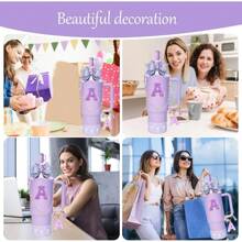 9 accesorios para vasos de 900 ml y 1100 ml con asa. Incluye cadena con iniciales, correa para el asa de la botella, lazo decorativo para la pajita, tapa para la pajita, funda para el vaso, tapón antiderrames, pegatina. Imprescindibles para San Valentín y útiles escolares.