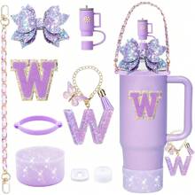 9 accesorios para vasos de 900 ml y 1100 ml con asa. Incluye cadena con iniciales, correa para el asa de la botella, lazo decorativo para la pajita, tapa para la pajita, funda para el vaso, tapón antiderrames, pegatina. Imprescindibles para San Valentín y útiles escolares.