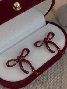 1 对红色蝴蝶结耳环，不含礼盒