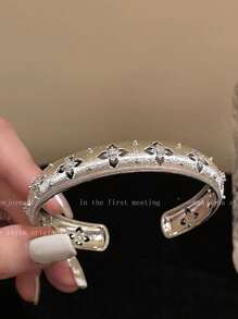 1 pieza Pulsera tipo brazalete vintage con flor de cuatro hojas de circonita para mujeres, estética delicada y lujosa, exclusivo
