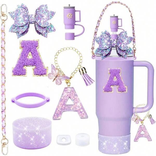 9 accesorios para vasos de 900 ml y 1100 ml con asa. Incluye cadena con iniciales, correa para el asa de la botella, lazo decorativo para la pajita, tapa para la pajita, funda para el vaso, tapón antiderrames, pegatina. Imprescindibles para San Valentín y útiles escolares.